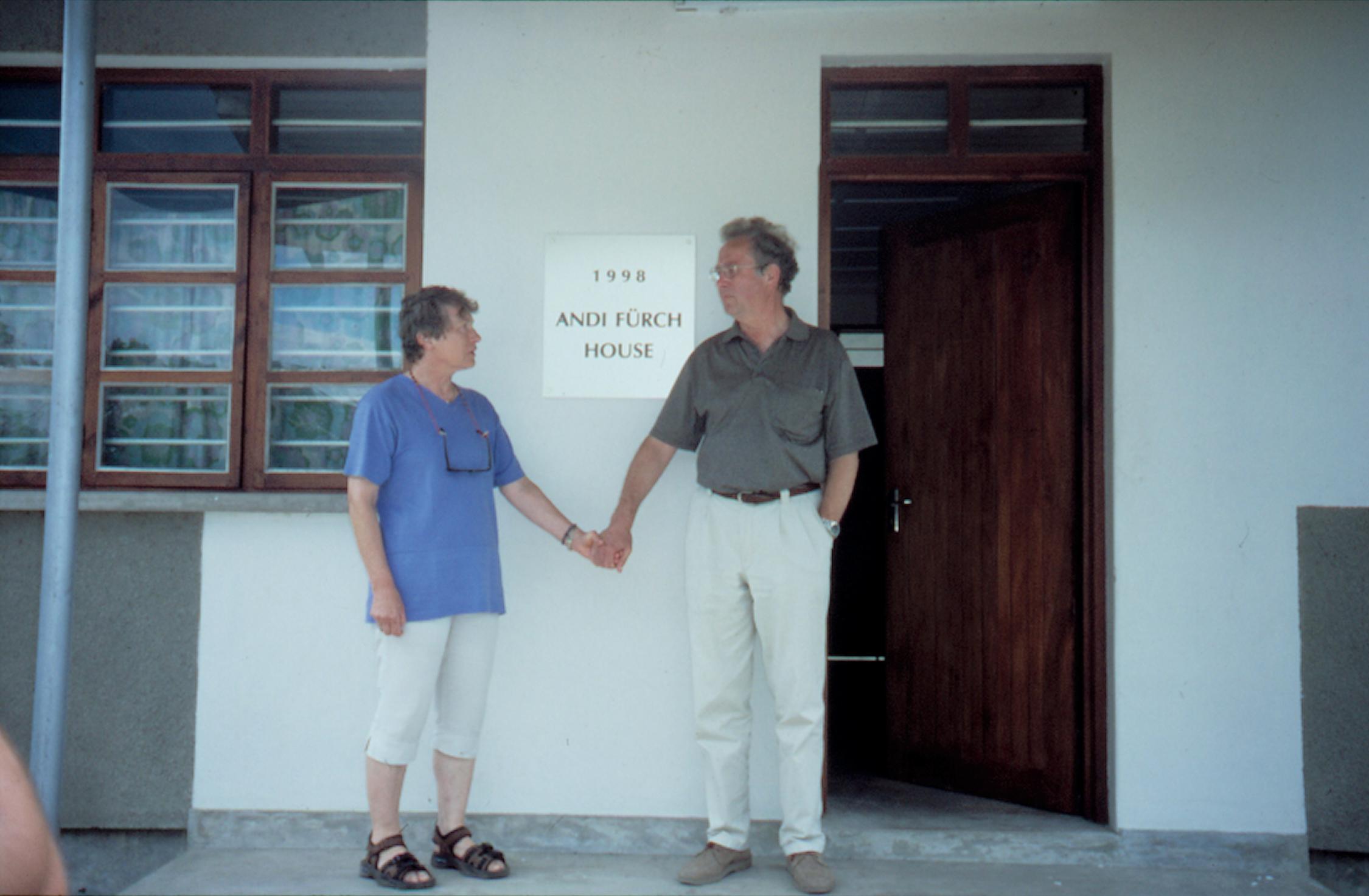 Wir vor dem Andi Haus 2001 002